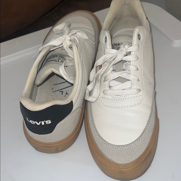 🌴Women’s Levi’s Shoes - Picture 4 of 4